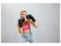 Femme s'entraînant avec des gants de boxe noirs Crivit.