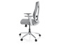 Chaise de bureau grise avec accoudoirs et roulettes.