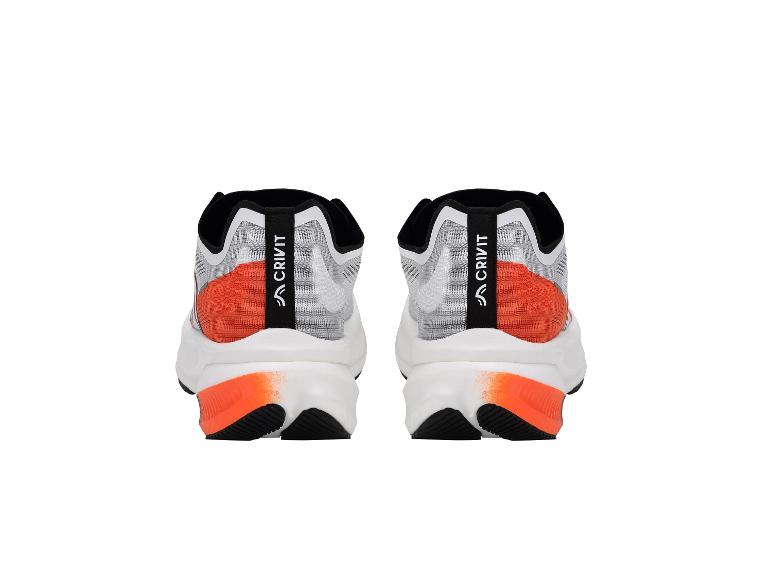 Paire de chaussures de sport blanches, grises et oranges, vue arrière.