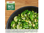 Légumes verts dans une poêle avec un texte sur un revêtement sûr.