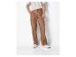 Pantalon en simili cuir marron clair avec baskets blanches.