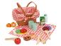 Ensemble de pique-nique avec panier, couverture à carreaux, sandwichs, fruits, boissons et couverts.