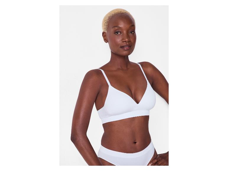 Femme portant un soutien-gorge et une culotte côtelés blancs.