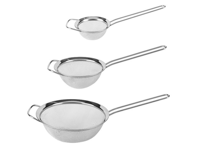 Trois tamis en métal de différentes tailles.