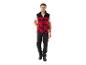 Homme en gilet à carreaux rouge et noir, t-shirt blanc et pantalon de travail noir.