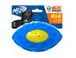 Une balle Nerf Dog bleue avec un sifflet.