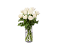 Un bouquet de roses blanches dans un vase en verre.