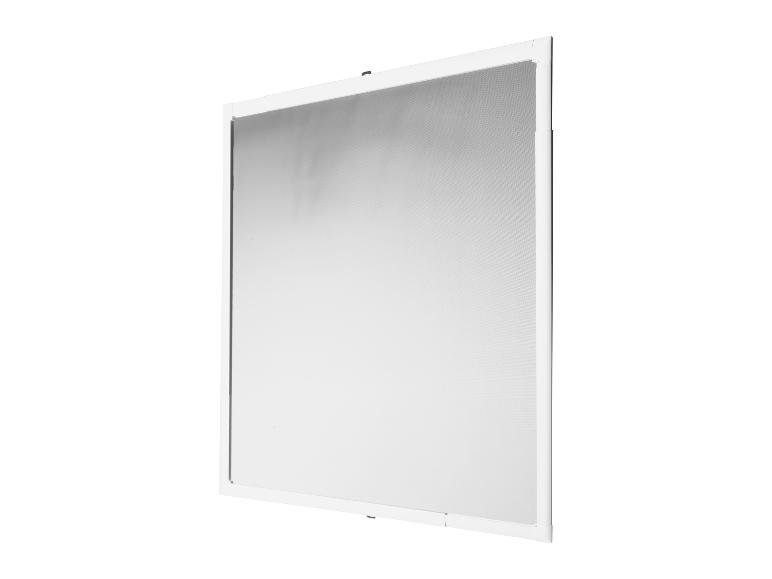 Fenêtre blanche avec moustiquaire.