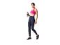 Femme en brassière de sport rose et legging bleu marine, tenant une bouteille d'eau.