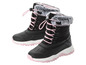 Deux paires de bottes d'hiver noires avec des lacets roses.