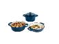 Trois casseroles et poêles en fonte bleues, dont deux remplies de nourriture, sur fond blanc.