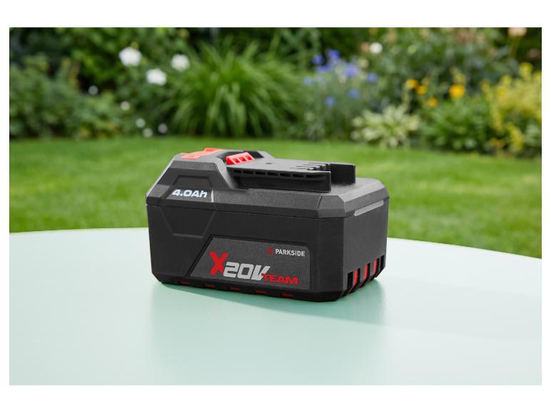 Batterie PARKSIDE 20V 4 Ah sur une table dans un jardin