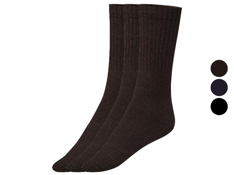 Trois paires de chaussettes marron foncé avec des échantillons de couleur noir, bleu foncé et marron foncé.
