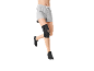 Femme en short gris et genouillère noire en train de courir.