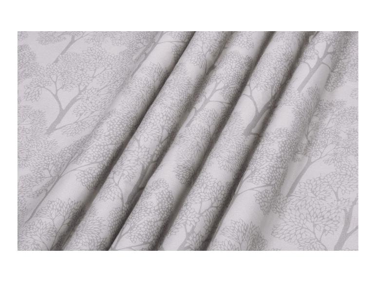 Tissu gris clair plissé avec motif d'arbres et de feuilles.