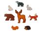 Ensemble de figurines en bois d'animaux sauvages, incluant un élan, un ours et un renard.