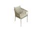 Fauteuil de jardin beige clair avec accoudoirs tressés et coussins