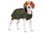 Un Beagle portant une veste verte pour chien de la marque 'Dogfari'.