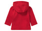 Sweat-shirt à capuche rouge pour bébé à manches longues.