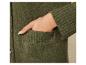 Gros plan sur un pull vert en tricot avec une poche