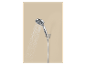 Ensemble de douche chromé avec jet d'eau sur fond clair.