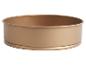 Un moule rond en métal pour cuire des gâteaux ou des tartes.