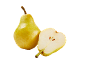 Une poire jaune entière et une demi-poire avec des graines visibles sur fond noir.