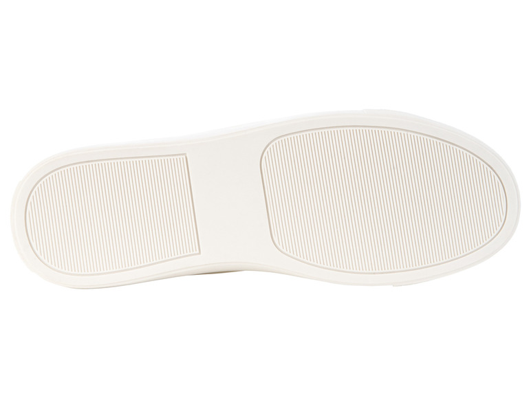 La semelle d'une sneaker blanche avec un profil profond.