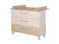 Commode en bois clair et crème avec trois tiroirs et plan à langer.