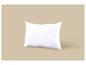 Oreiller blanc avec un motif de surpiqûres ondulées sur fond beige.