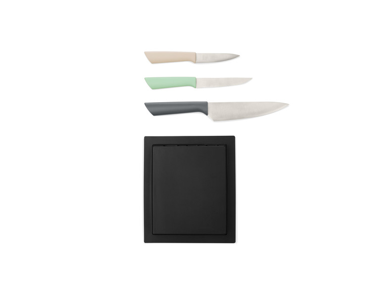 Trois couteaux et une planche à découper noire.