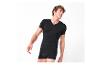 Homme en t-shirt noir col en V et caleçon noir.