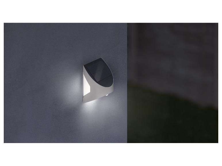 Applique solaire LIVARNO home avec détecteur de mouvement sur un mur