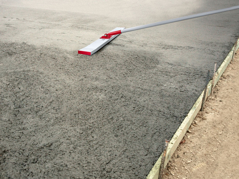 Sol en béton avec une règle à joint