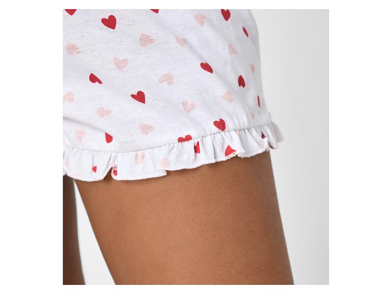 Pyjama femme blanc à imprimé cœurs rouges et roses, avec volant à l'ourlet.