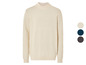 Un pull crème à manches longues.