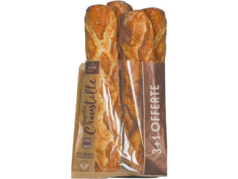 Quatre baguettes fraîches, emballées dans du papier brun et du film transparent, avec l'inscription « 3+1 OFFERTE ».
