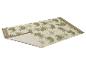 Tapis beige avec motif de palmiers verts et bordure marron.