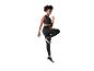 Femme en brassière de sport et legging noirs faisant un exercice de levée de genou.
