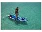 Paddleboard gonflable Allround et pagaie utilisés en mer turquoise.