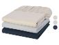 Draps-housses beige, gris et bleu foncé empilés.