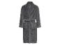 Une robe de chambre grise avec une ceinture.