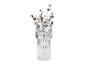 Vase en verre nervuré avec des fleurs violettes et des branches d'eucalyptus