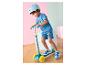 Garçon en t-shirt bleu, short et casque faisant du scooter à trois roues.