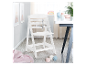 Chaise haute blanche Roba pour enfant dans une chambre d'enfant moderne.