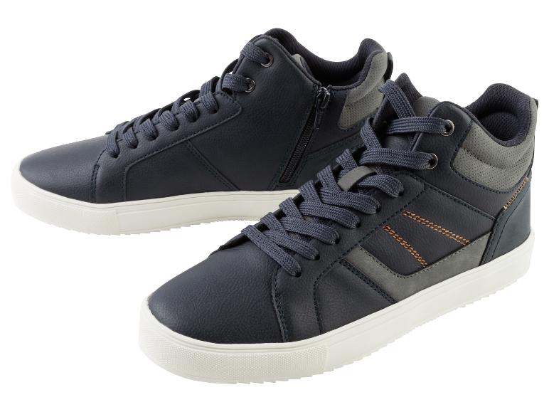 Deux paires de baskets bleu marine avec des semelles blanches.