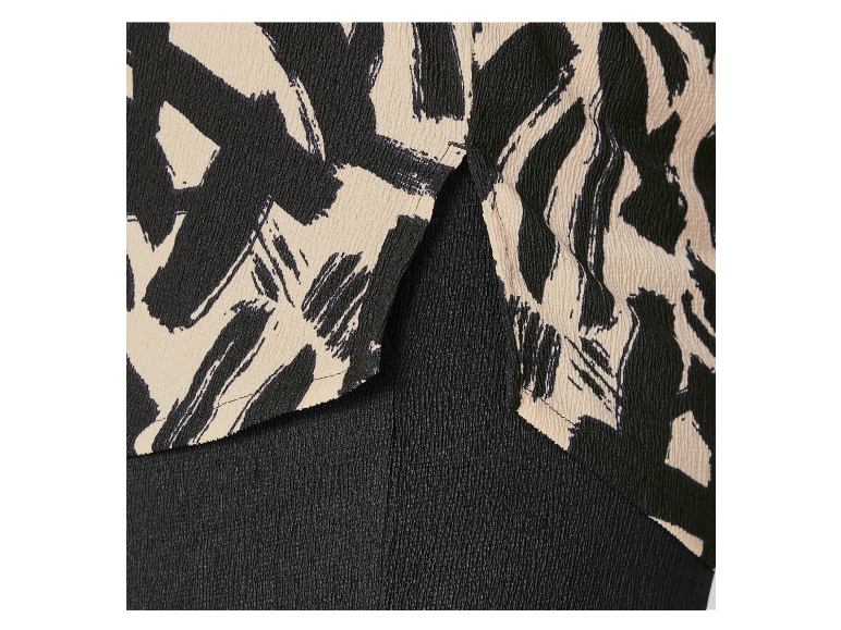 Haut et pantalon : imprimé abstrait noir et beige.