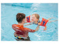 Une fille dans une piscine avec des brassards de natation Rema.