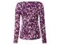 Un t-shirt à manches longues violet avec un imprimé floral.