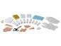 Trousse de premiers secours avec bandages, pansements, masques, gants et ciseaux.
